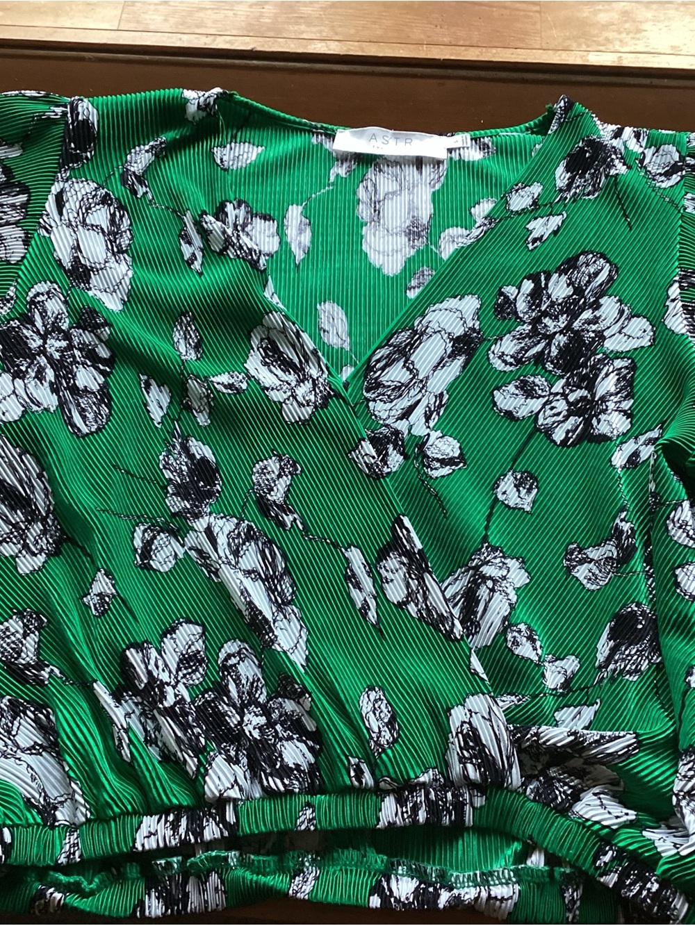 ASTR the Label Green Floral V-Neck Short Sleeve Pullover Blouse Women’s S # 472